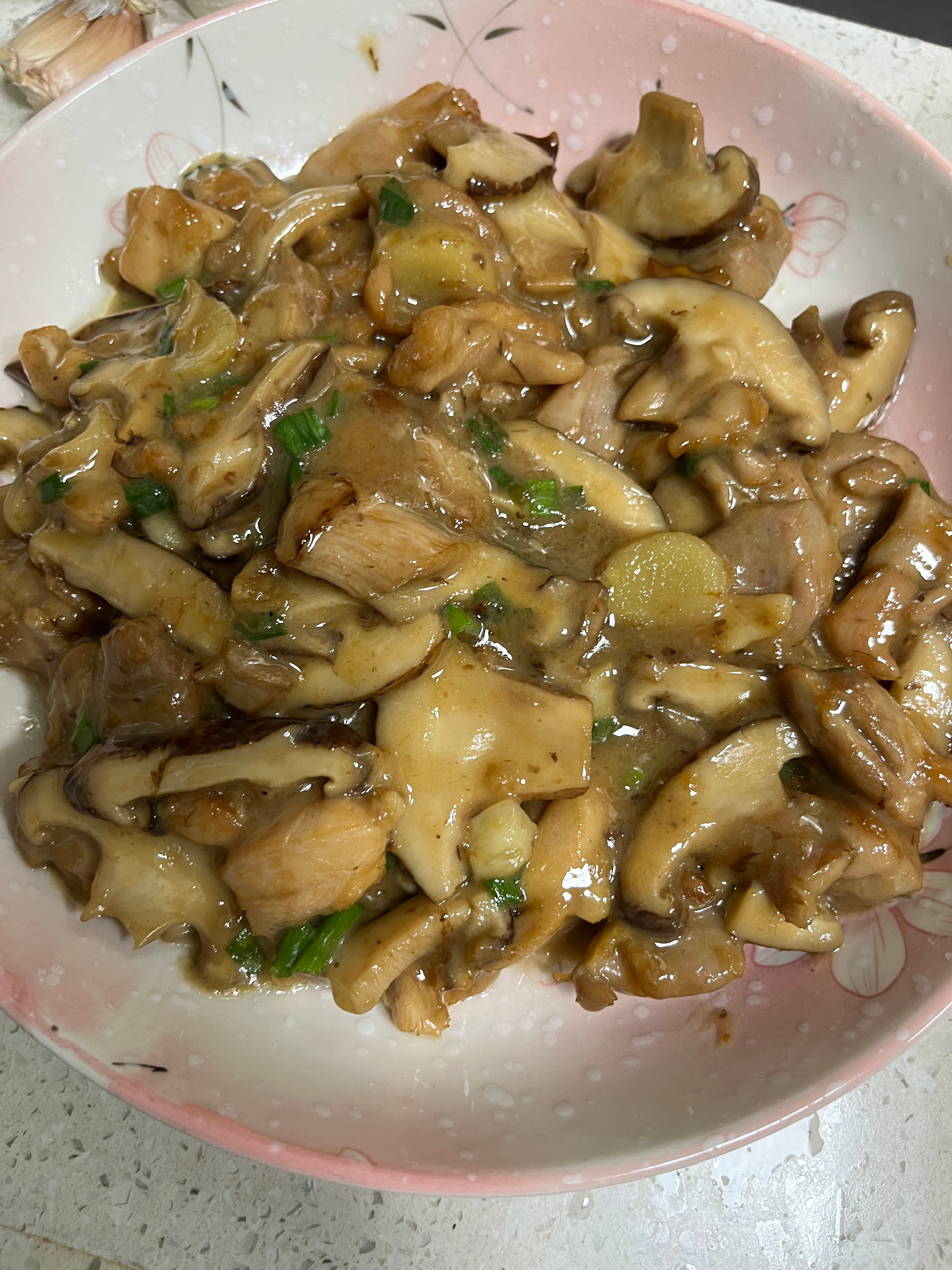 今日份上门做饭菜单：鸡腿丁炒香菇，大葱炒肥肠。这两个菜也是我第一次做，邻居把这两