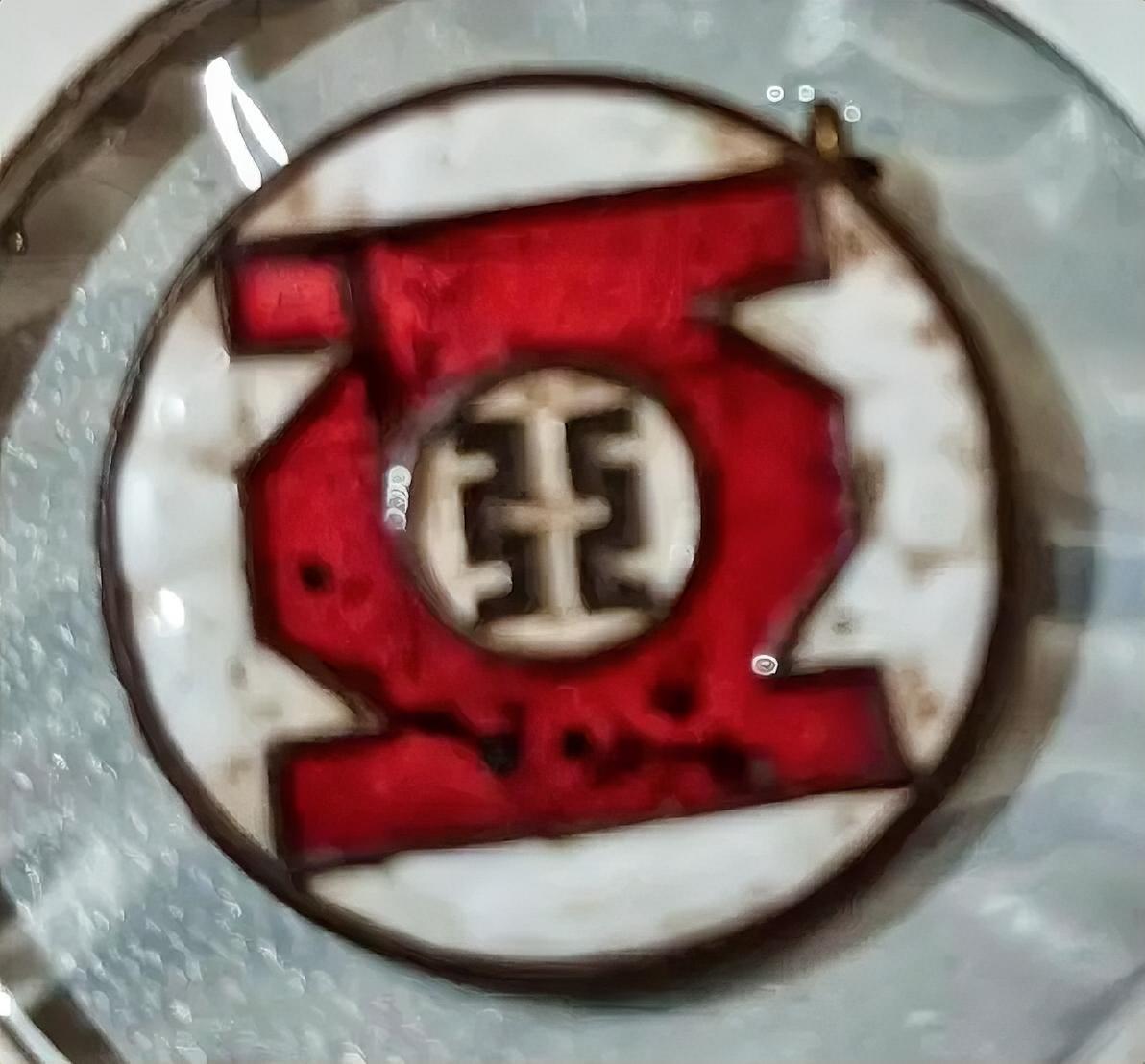《兴亚会》证章
        说起中华民国兴亚会证章，这背后可有段复杂的历史。