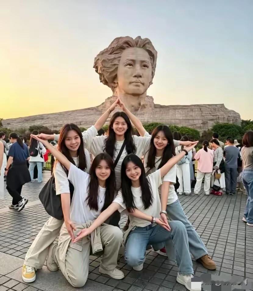 神仙机位+神仙姿势，你打卡了吗？

夕阳正好，橘子洲头格外温柔。
五位青春洋溢的