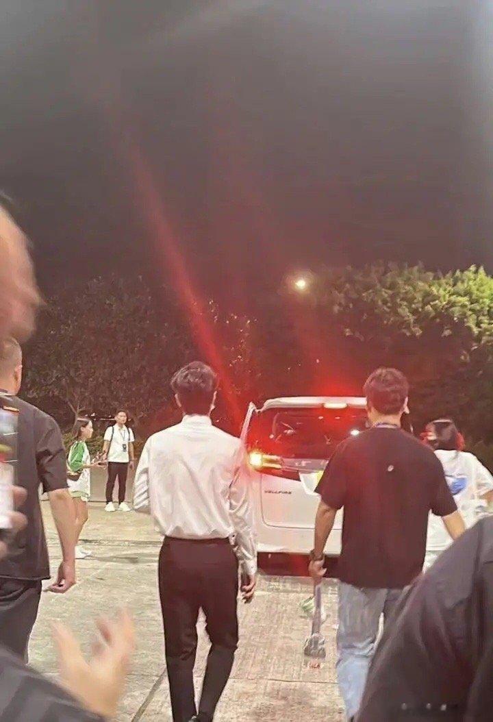 #王一博走了肖战还没登场#王一博走了肖战还没登场，莫名其妙的词条，这是什么意思？