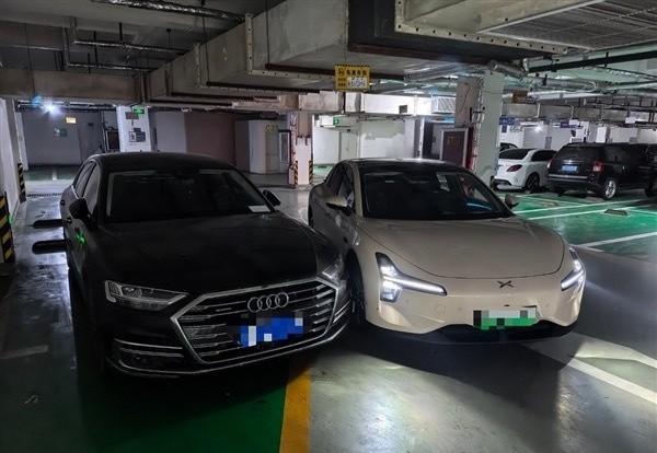 小鹏汽车自动泊车功能翻车，直接撞上奥迪，这事儿在网上炸锅了。网友“羊驼的睡衣”试