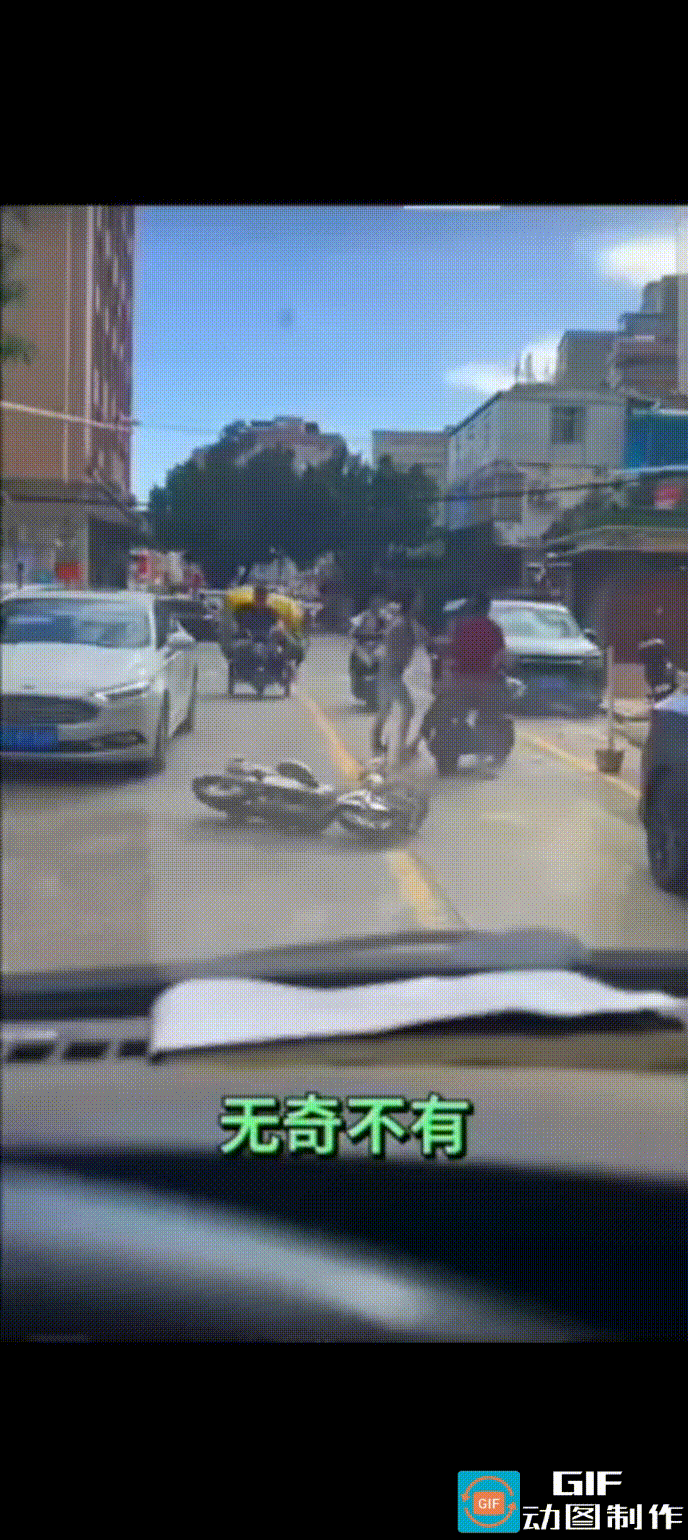 两辆电动车发生碰撞，女子双手叉腰，义愤填膺地指责男子，男子却不管不顾，骑着电动车