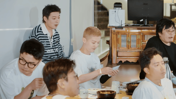 鹿晗的饭张力好强哈哈哈哈哈 不用刻意营造氛围，光是看他认真吃饭的样子就很治愈，饱