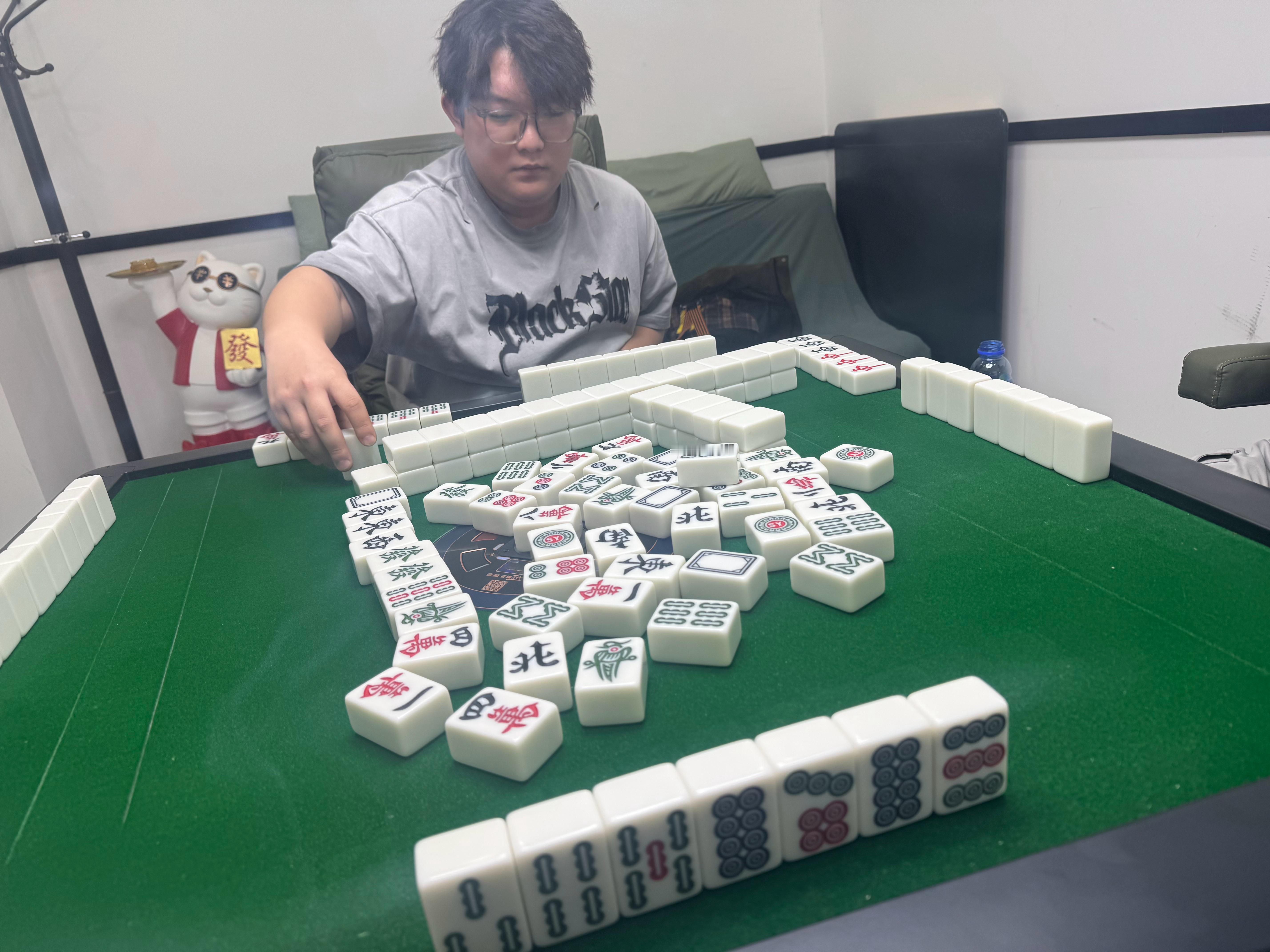 大同地震大同的朋友平安我正在跟大同人打麻将呢，哥们看到热搜就去给家里人打电话了，