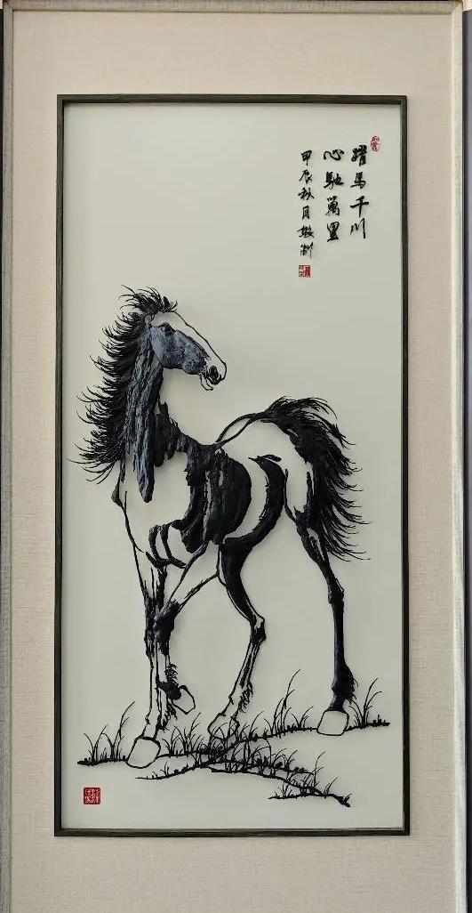 芜湖铁画。起源于明末清初的芜湖铁画“以铁作墨、以砧为纸、以锤代笔”，讲究的是“铁