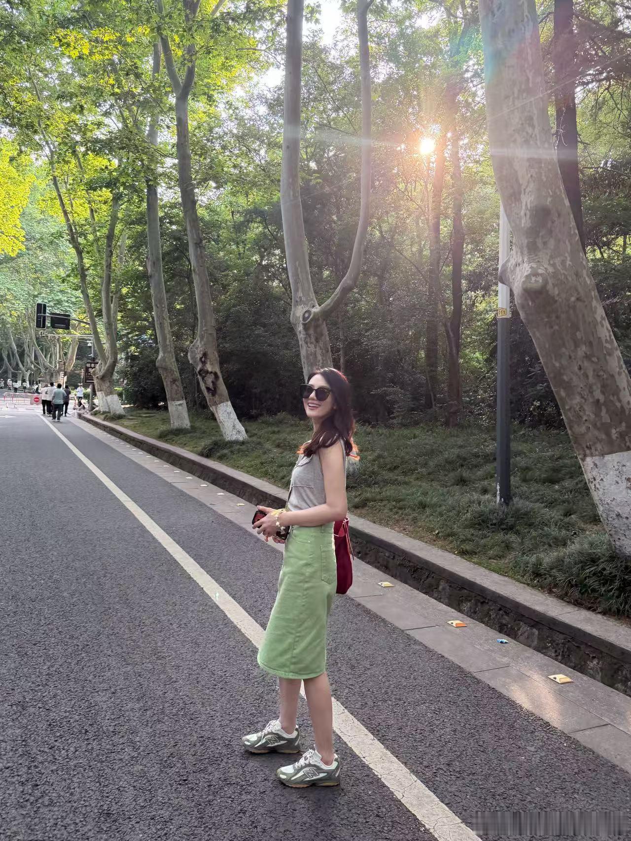 高圆圆穿搭还是杨桃那味儿 沉浸式欣赏南京vlog，高圆圆穿搭清爽大气，优雅气质完