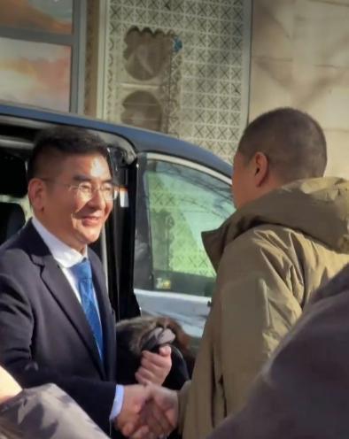 李亚鹏、陈光标现身嫣然天使医院，两人握手会谈！    
      近日，再次现