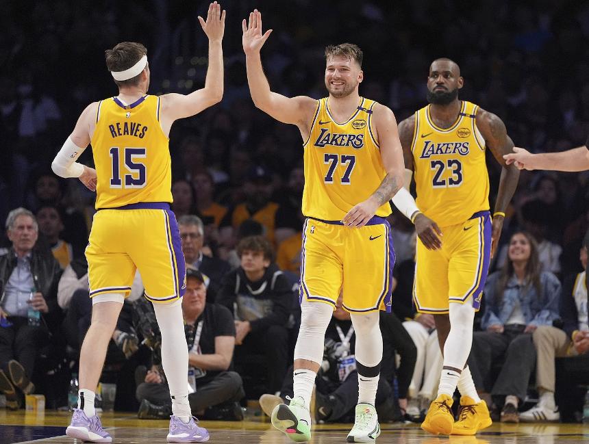 三核运转流畅，超巨抱团一难题被东詹里解决，秘诀朴实无华
大胜快船的夜晚，湖人东詹