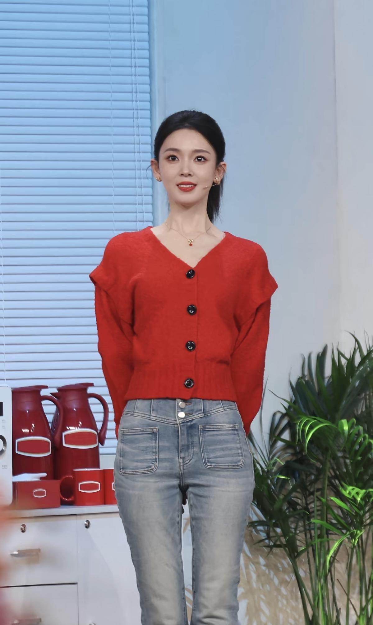 红毛衣+牛仔裤=元气满分💯陈瑶这一身也太显气色了吧[给力]娱乐明星