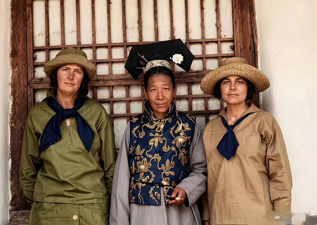 晚晴时期的妃子娘娘和外国女士的合影 