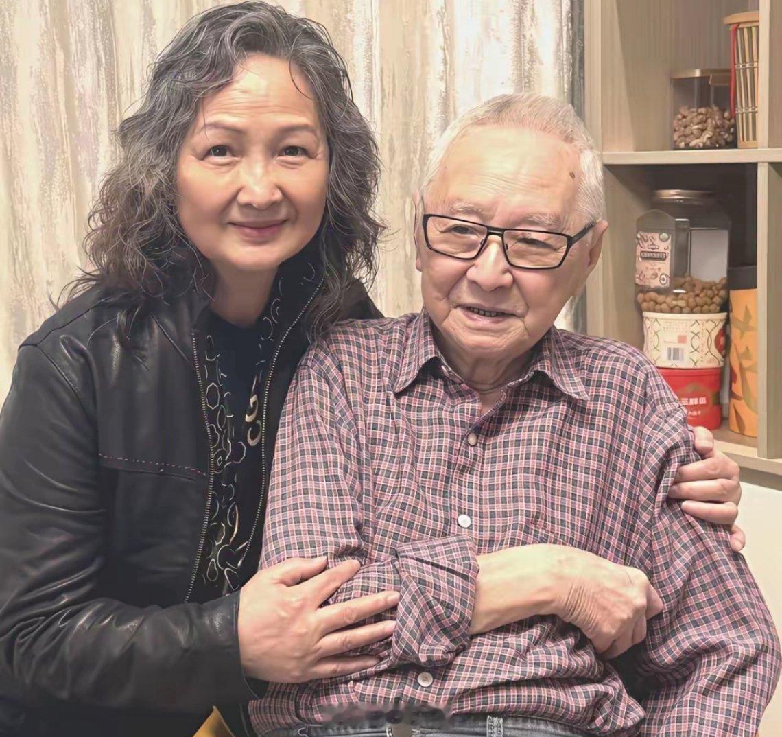 当年红楼梦平儿比凤姐年轻，如今倒凤姐保养得更好，平儿显老了。 