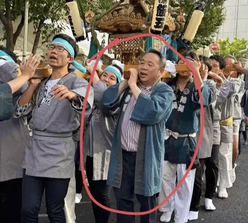 61岁的石平真是个彻头彻尾的汉奸！他1962年出生于四川成都，本是农家子弟，靠着