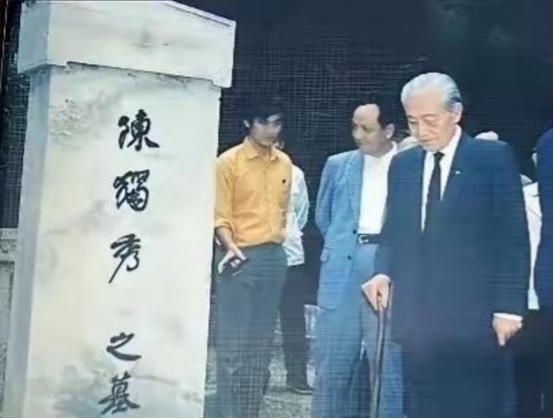 1990年9月，83岁高龄的赵朴初回到家乡安庆，在陈独秀墓前说：你看这墓碑上，只