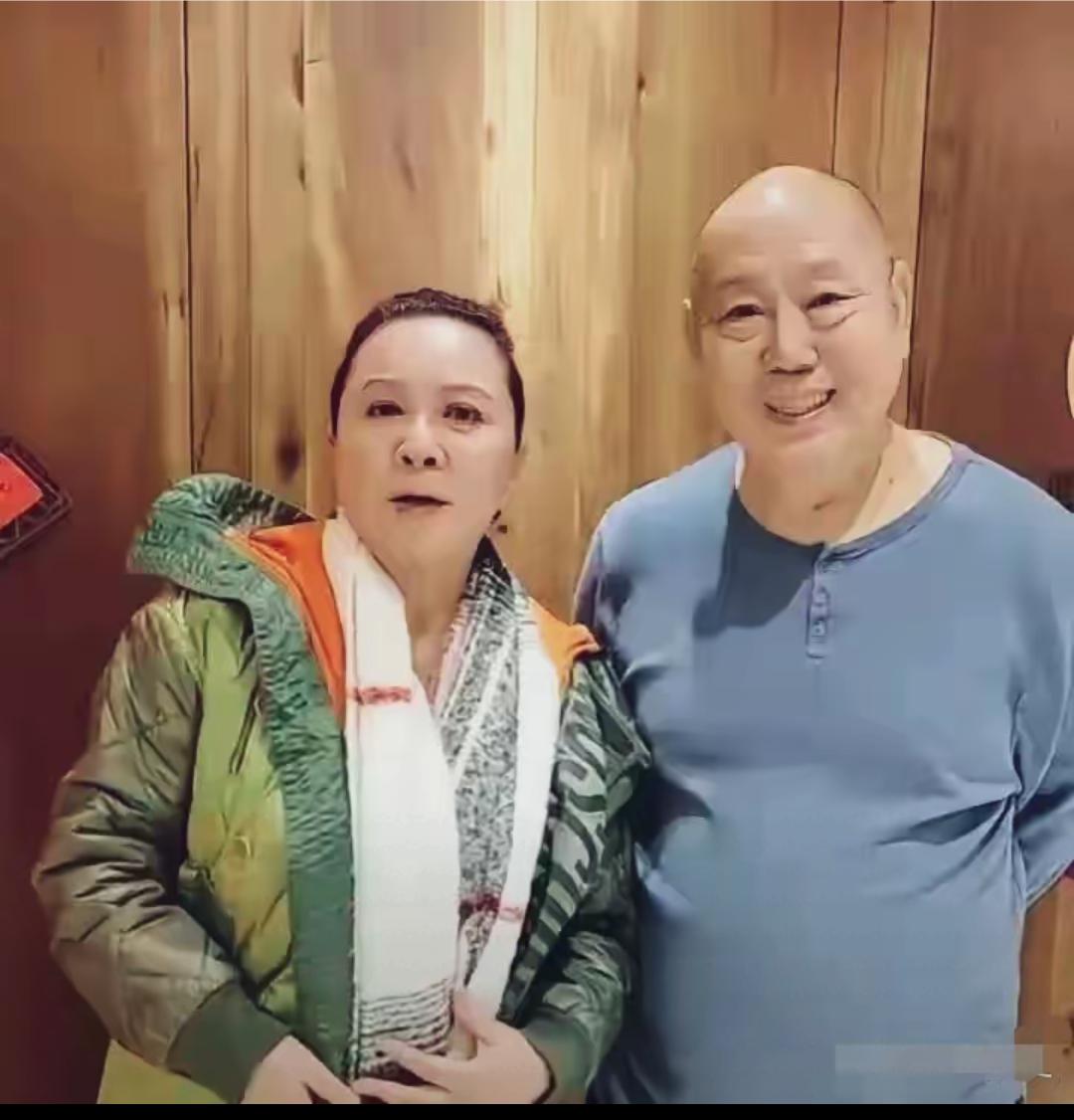 蔡明保养得真好呀！珠圆玉润的脸蛋上，一点皱纹都没有，并且有光泽，高额的发际线，也