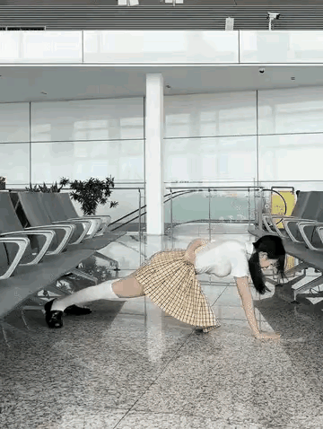 这臂力已经超过90%的男生了吧，即便健身教练也没几个能做到的，上一次见还是《精武