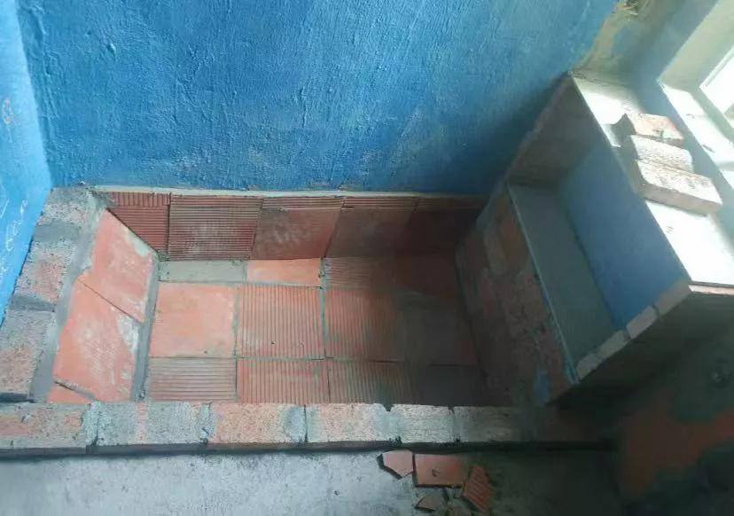 泥工给我做了个浴池，好像有点什么问题
泥工说买什么浴缸啊，你这个角都不直，给你砌