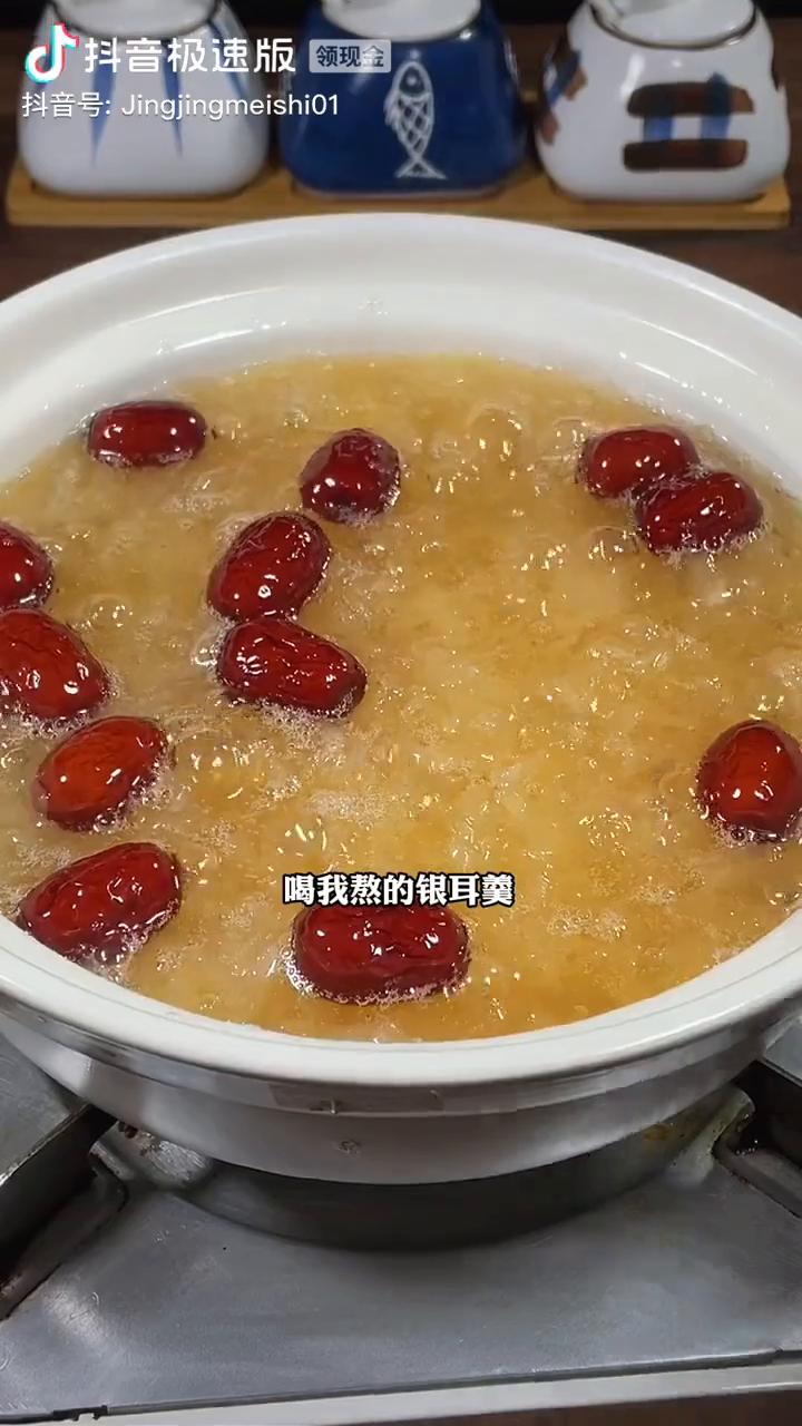 媳妇经常喝我熬的银耳羹，小脸蛋红扑扑的，连面膜钱都省了。
·银耳选黄色为上品，加