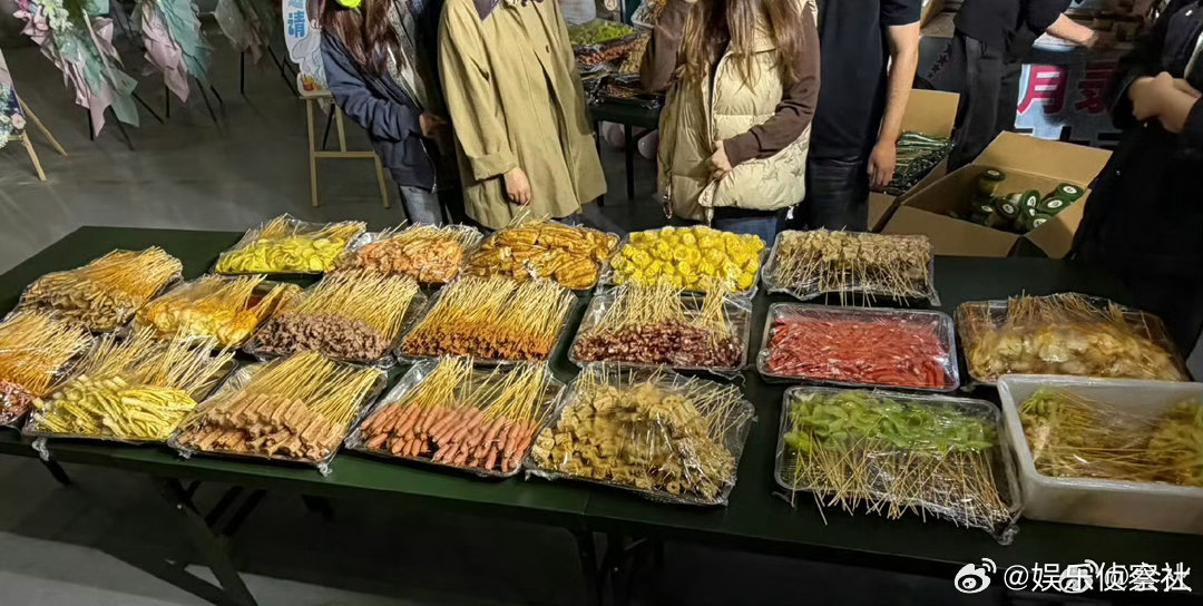 哇哦🥳王楚然请粉丝吃串串，果然是人美心善的姐姐👧 