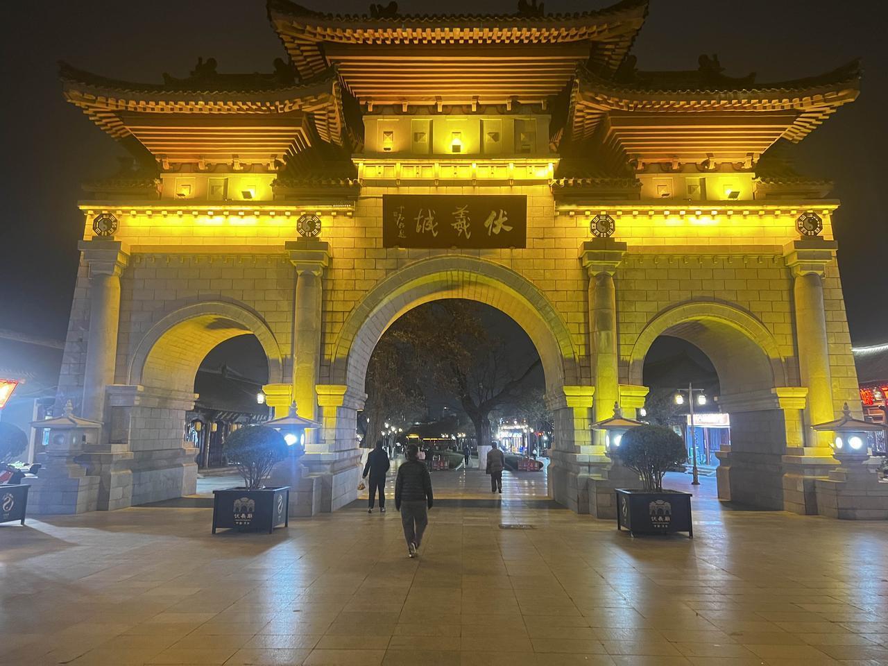 许久未曾在天水好好逛逛了。二十年前，酒吧一条街似乎是最热闹的地方，那里还有不少网