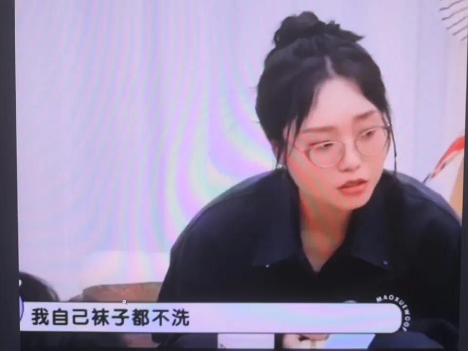 董璇跟李雪琴真是啥都说啊，旁边还有个男的毛不易呢，居然都聊起来穿啥裤衩了。毛毛在