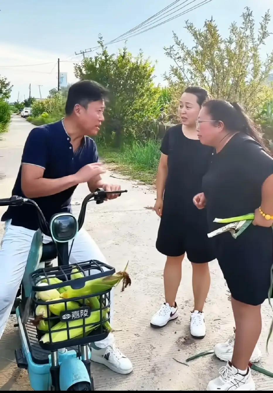耿为华是知名军旅歌唱家，他嗓音醇厚，代表作《绿色军衣》等广为传唱，以质朴歌声传递