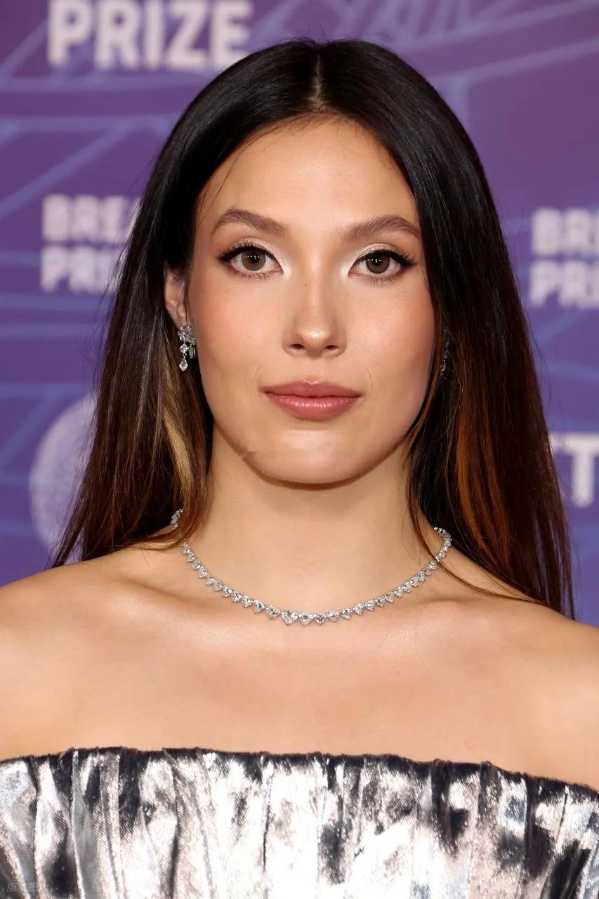 谷爱凌在出席时尚活动的时候穿了一件银色的裙子，看上去年轻又漂亮穿的这件裙子有着很