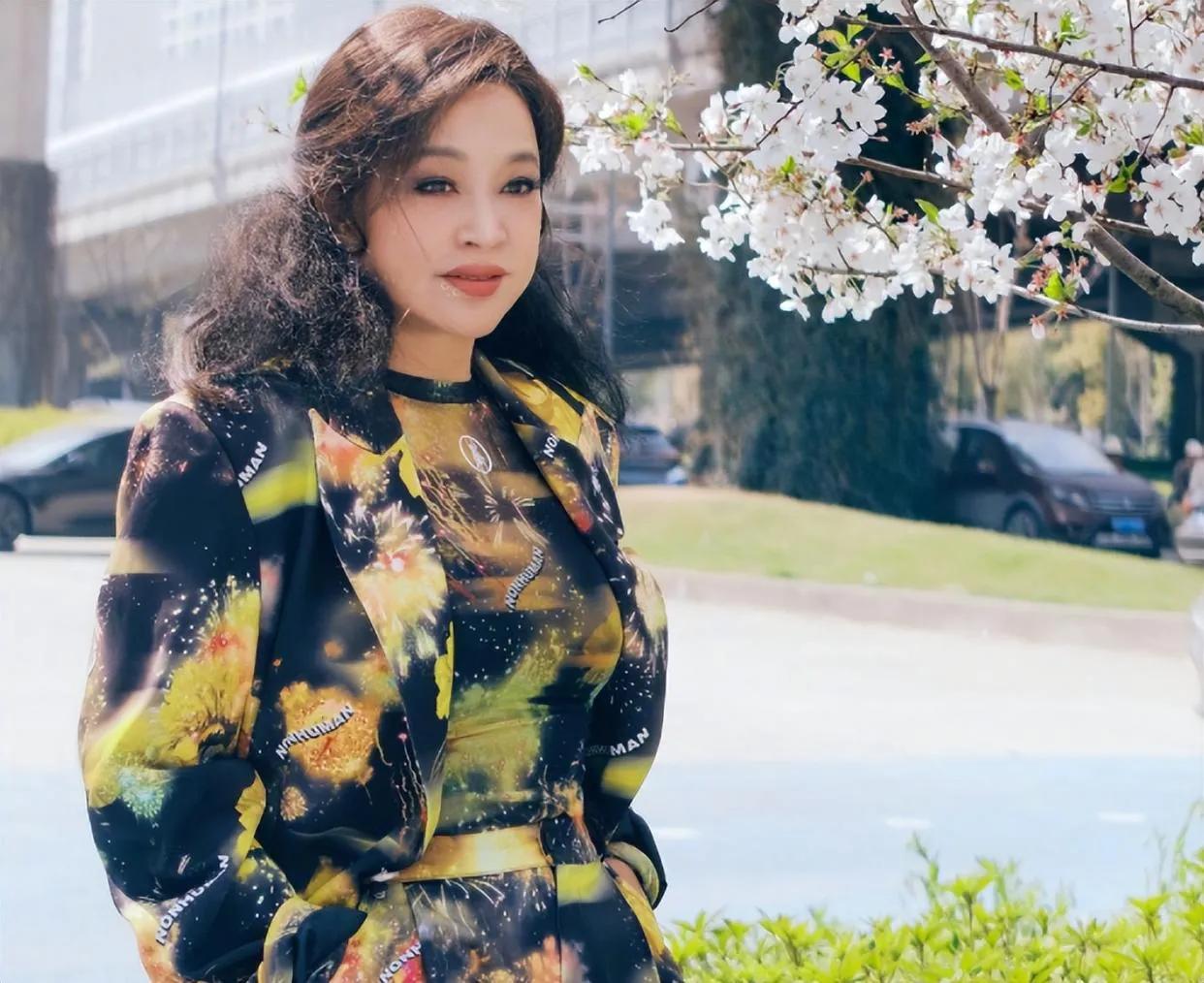 刘晓庆说，这辈子就重视三件事，知识，健康，亲情。想想，真够智慧，简单的六个字，涵