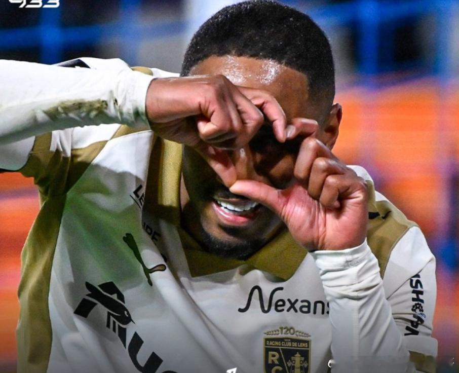 法甲第22轮，朗斯客场5-0大胜巴黎FC，收获联赛三连胜并登顶法甲联赛积分榜。在