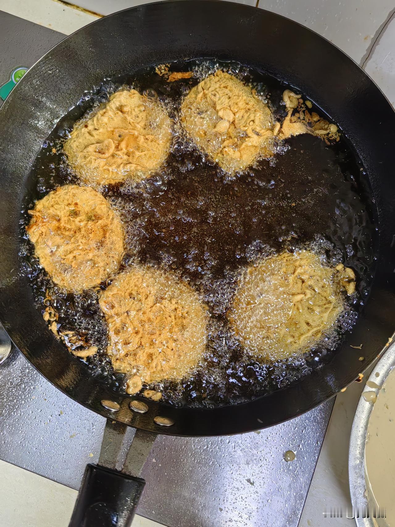 今天腊月二十八，早上忙了一上午。
把冰箱里的肉拿出来化了一下，把买来的莲藕洗干净