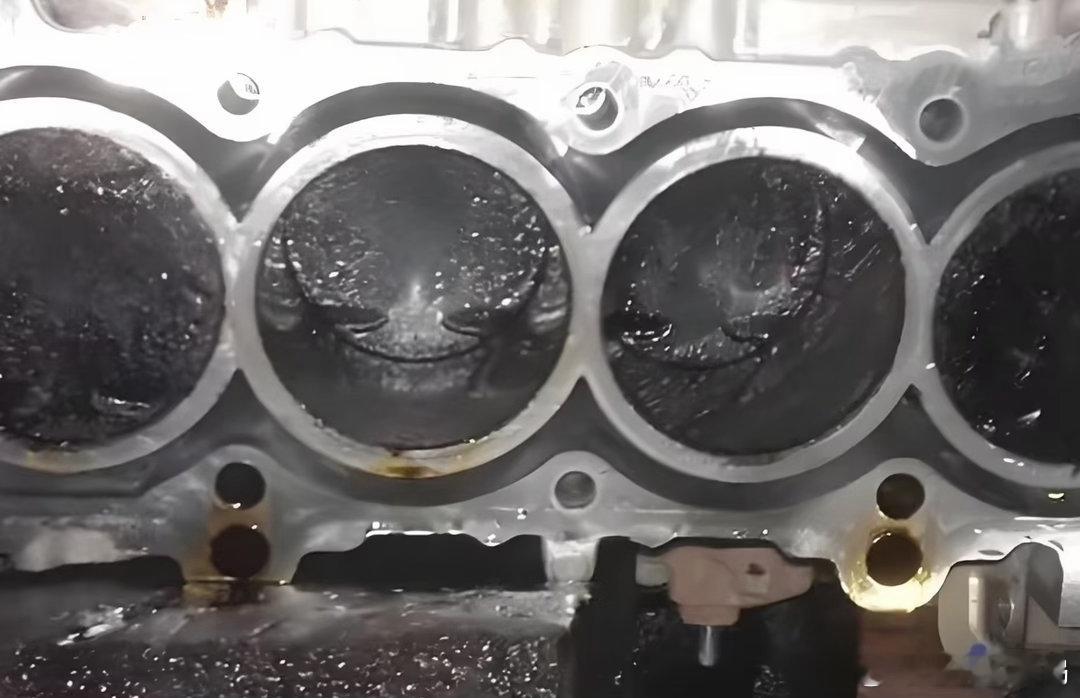 万万没想到，清洗发动机积碳竟然伤车。发动机积碳，几乎是所有燃油车主的心病。毕竟积