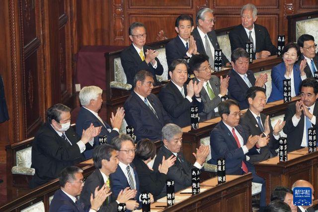 经过了九曲十八弯，高市早苗的首相梦终于峰回路转。
   转机的出现在于日本极右翼