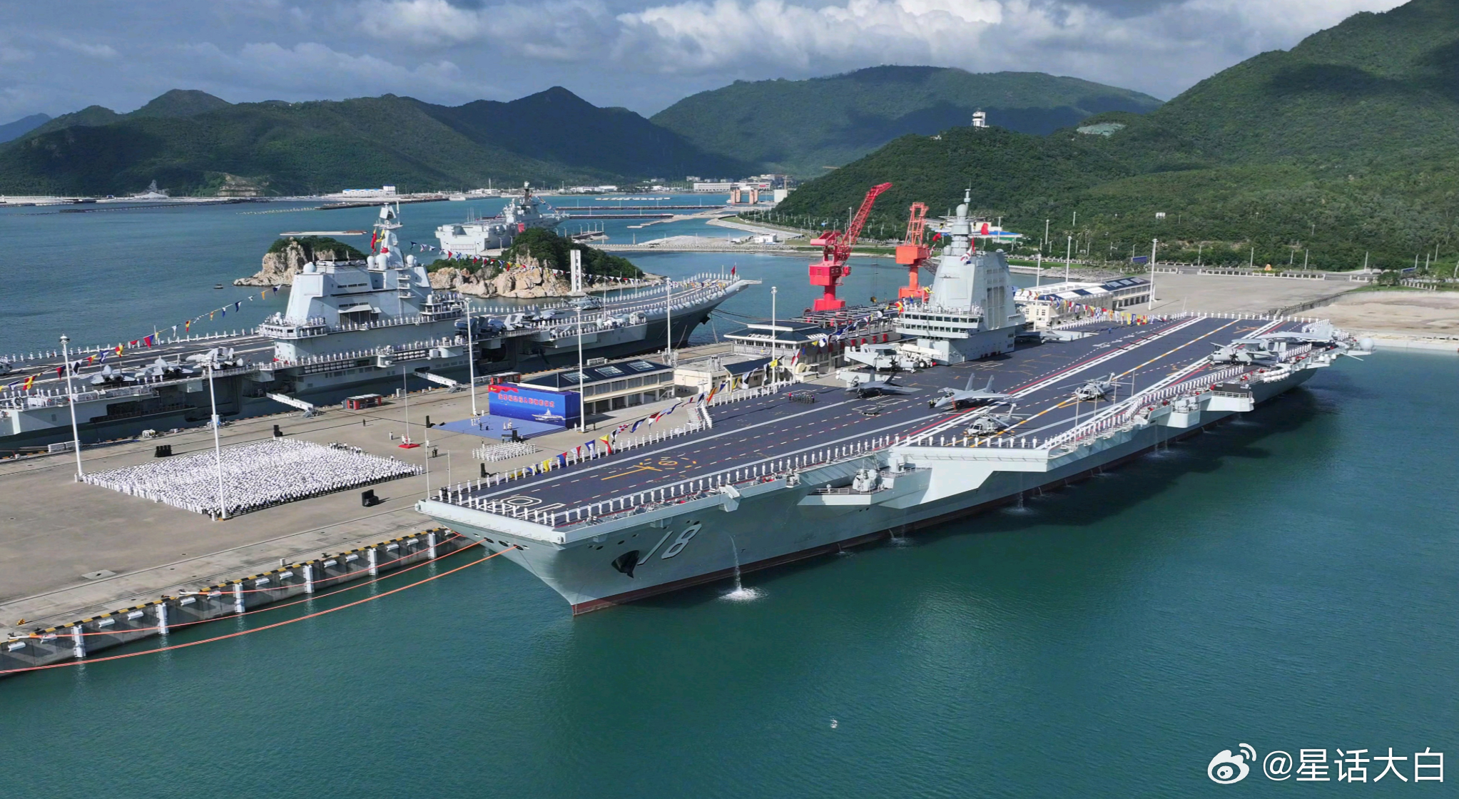 今天福建舰官宣入列，舷号为“18”。我国第一艘航母辽宁号的舷号是“16”，第二艘