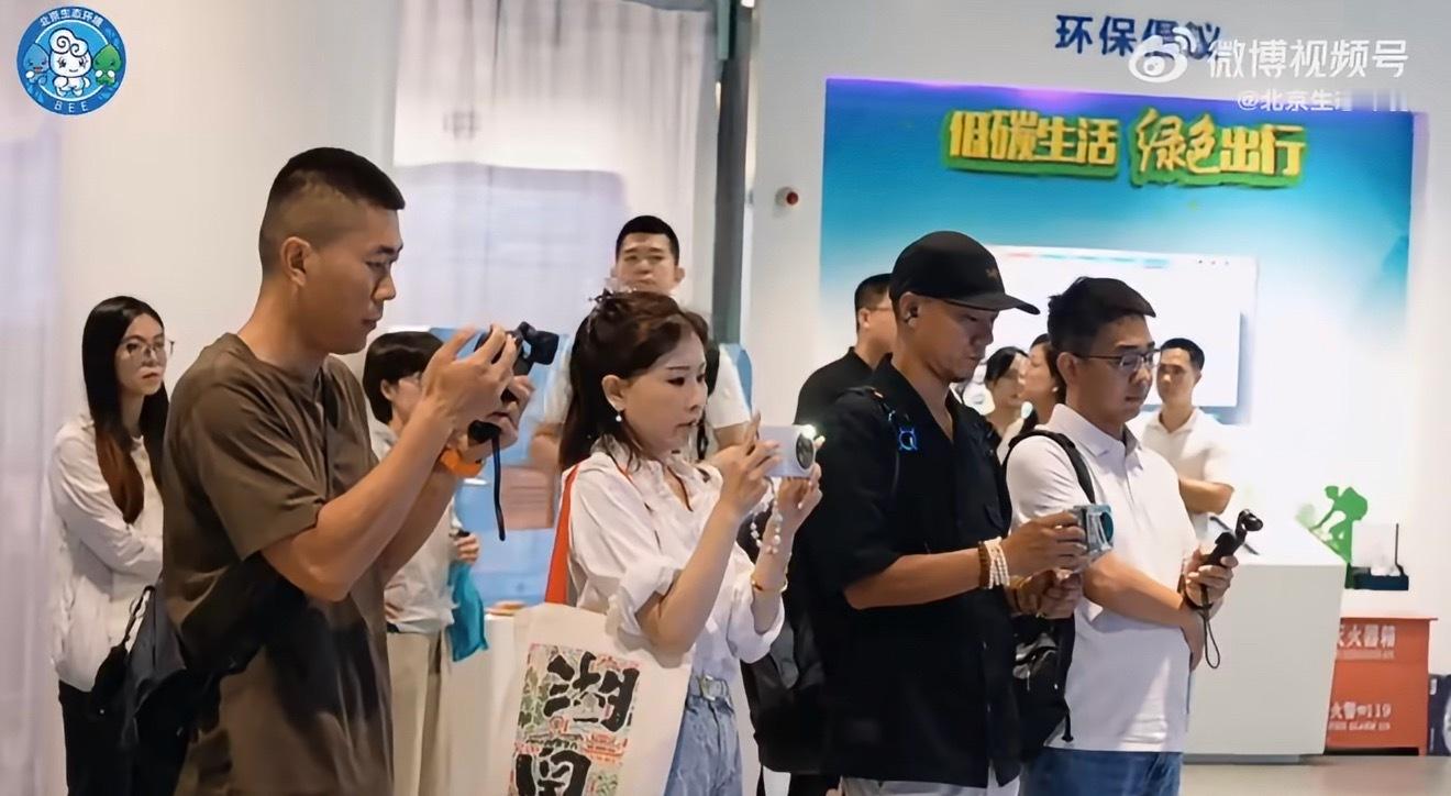 揭秘北京蓝天守护者 走进北京生态环境监测一线，一群蓝天守护者坚守岗位。依托天空地