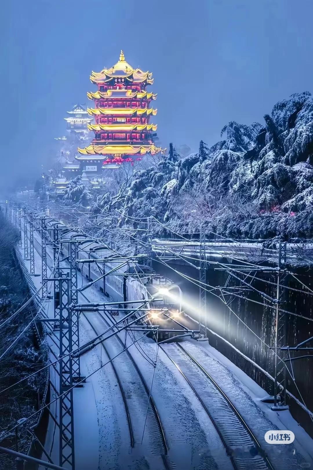 我有一点点小私心，希望春节期间武汉能下雪，我就能拍到「风雪夜过黄鹤楼」了，弥补去