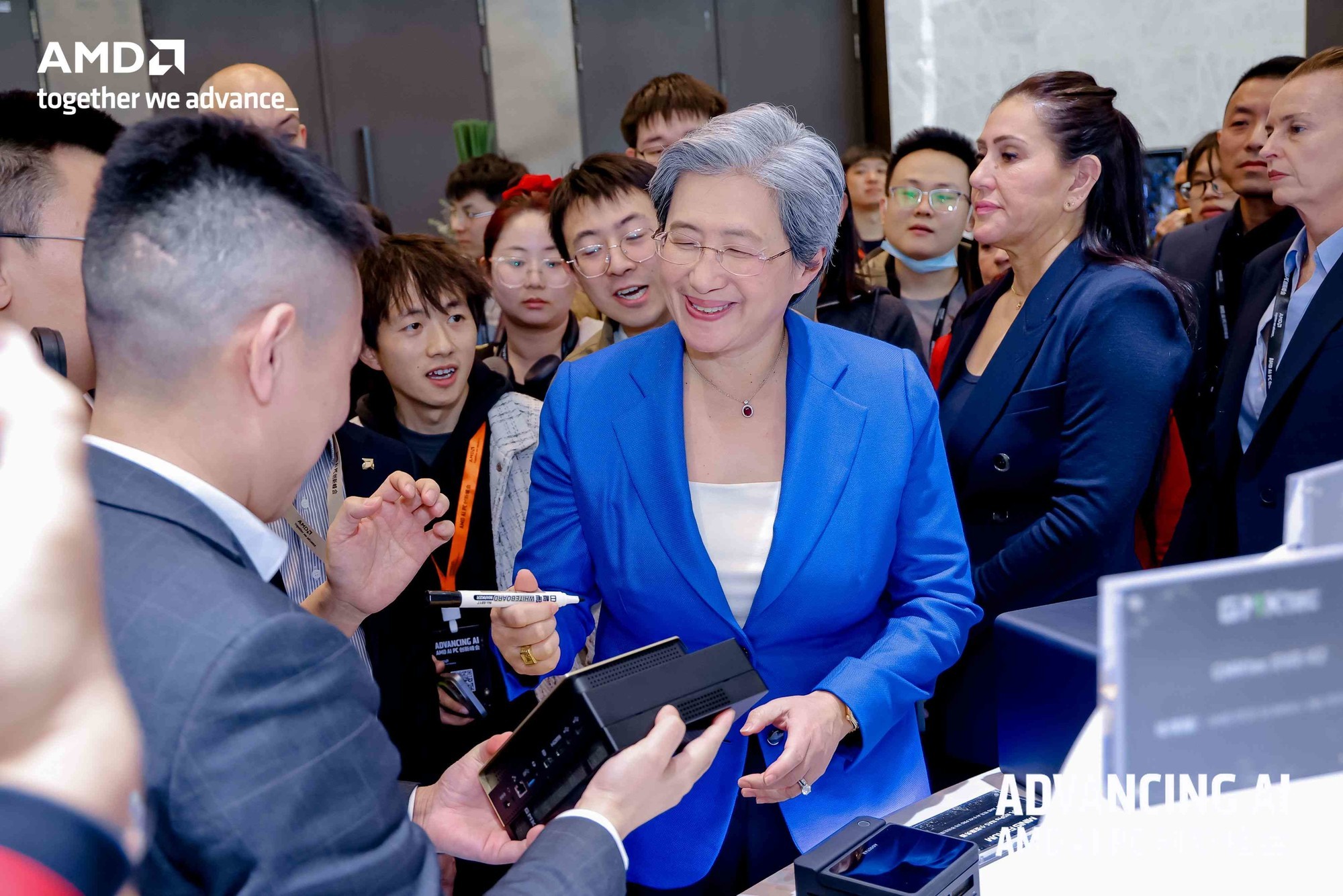 极摩客EVO-X2桌面AI超算荣膺美国好设计铂金奖，引领全球桌面计算新潮流