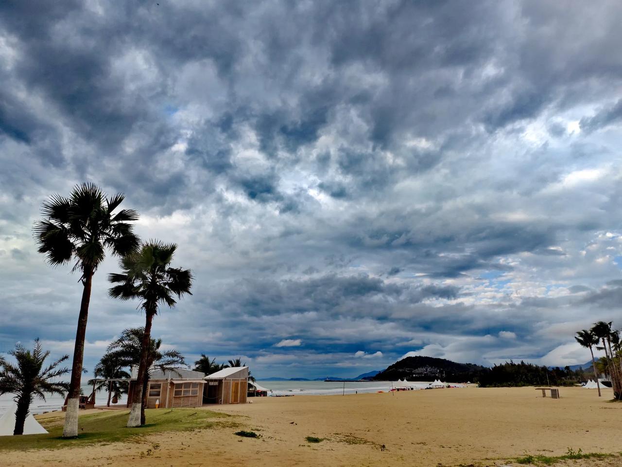 2025年3月7日 星期五 阴雨
海南的天气总爱捉弄人。前些日子还热浪蒸腾，气温