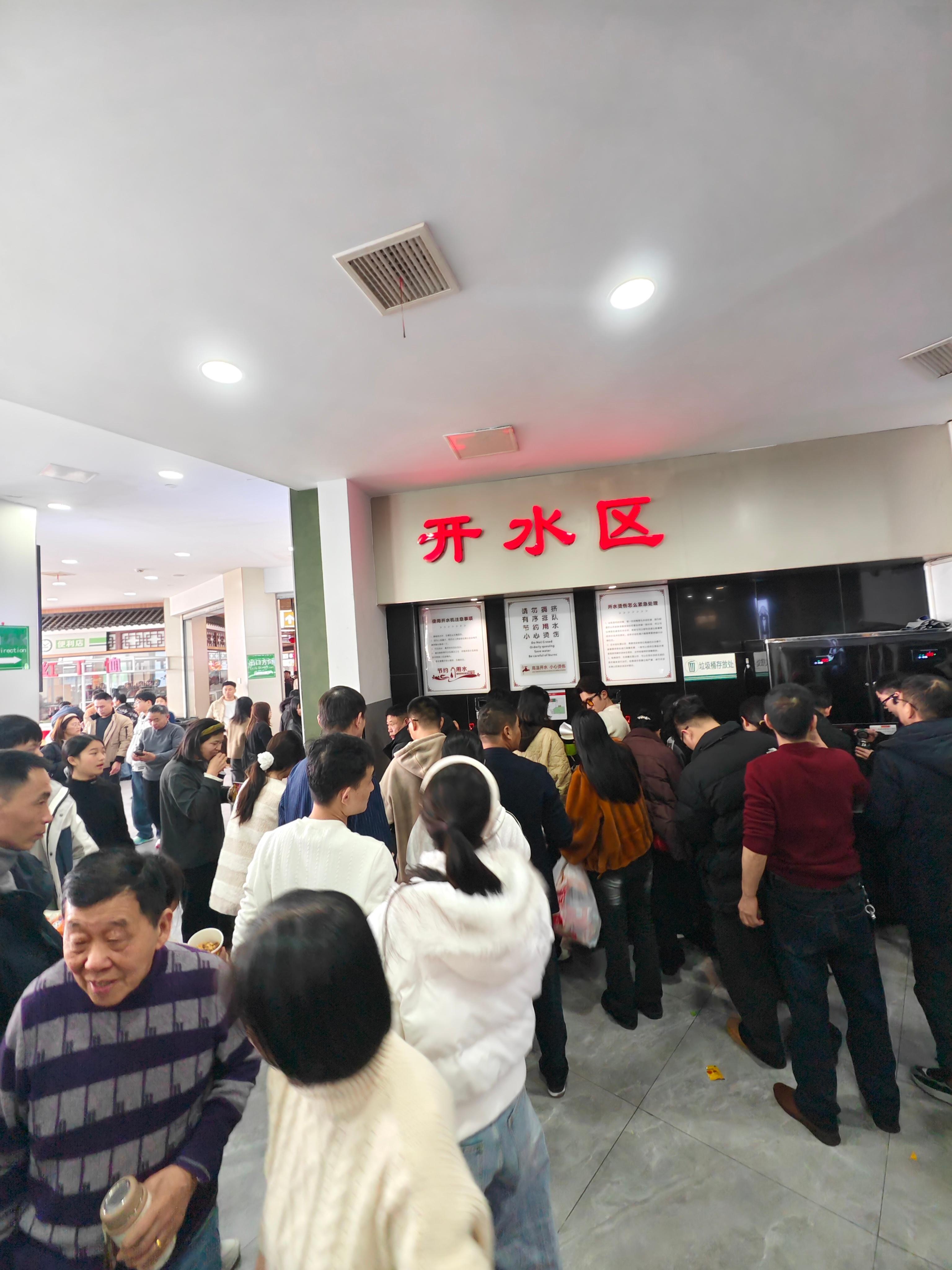 这次出远门超级正确的是买了个小电饭锅，早上做的蛋炒饭中午一家人在服务区吃，实在是