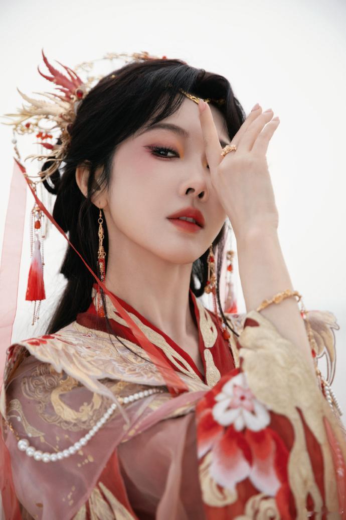 宣璐宣璐红金汉服美到封神宣璐东方神女具象化 宣璐这红金汉服造型美到封神，真正东方