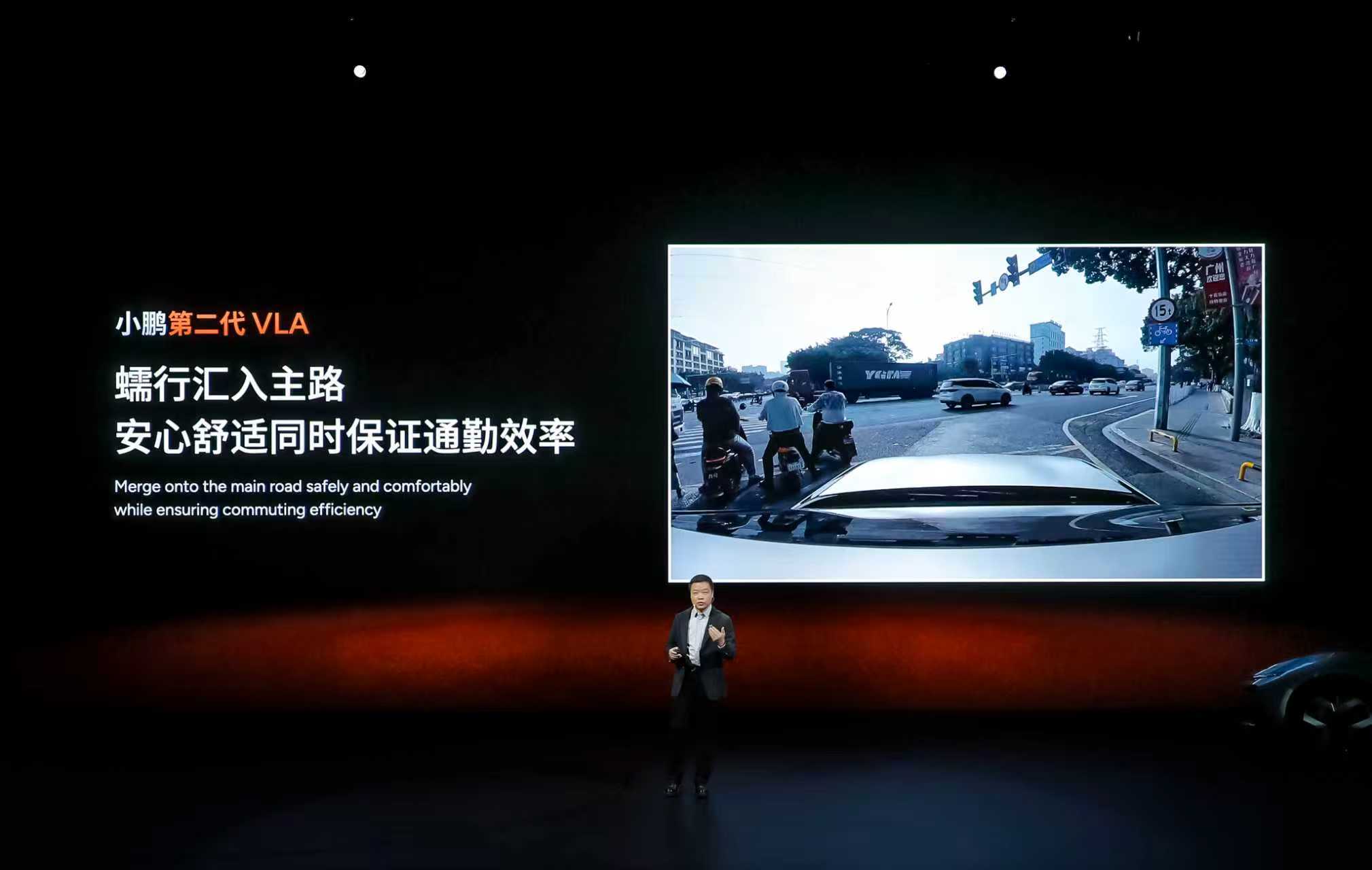 小鹏第二代VLA通过大量训练学习，涌现出应对各种非标准化复杂场景的能力。复杂场景