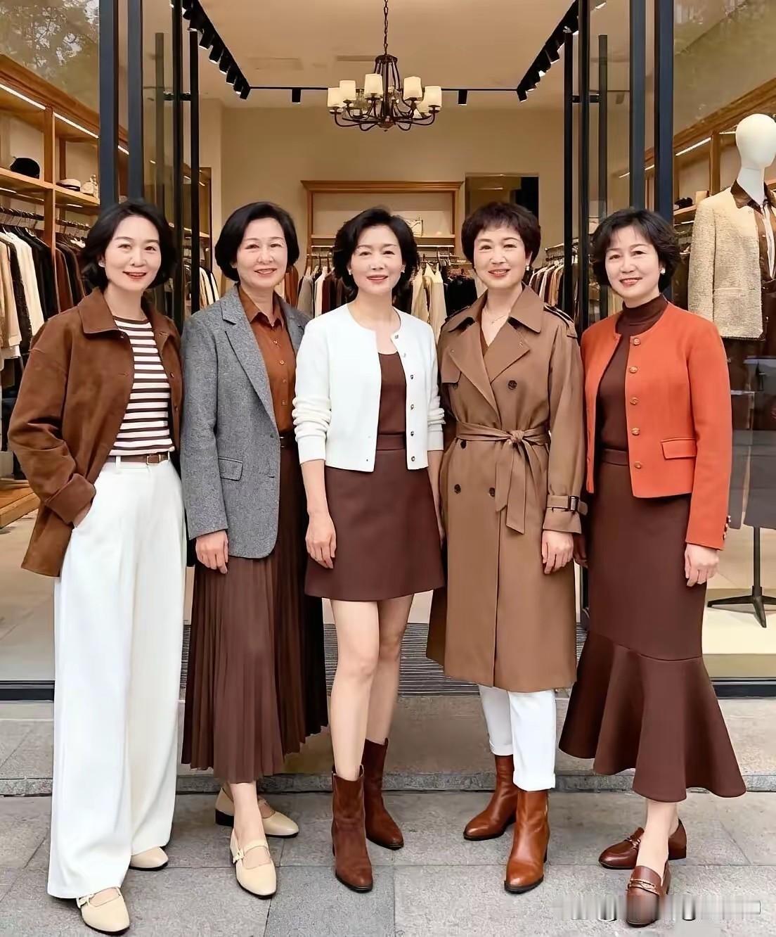 这是一群爱美爱生活的人，她们应该是体制内退休的吧？穿着干净利索，不张扬、气质非凡