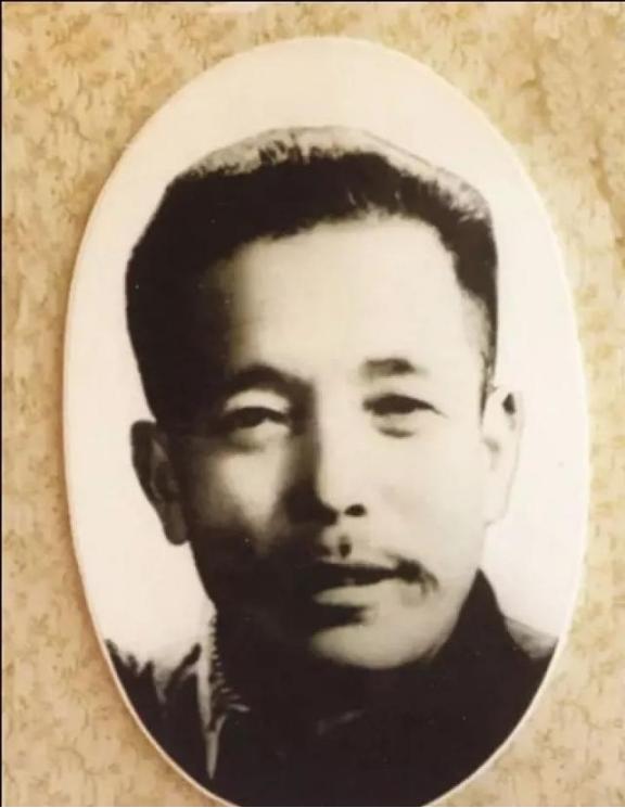1955年，一个走江湖的男子故意让毒蛇咬自己的舌头，等蛇释放完毒素后，他一口咬下
