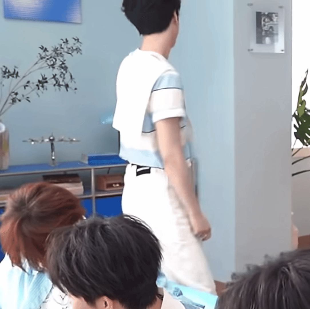一个背影看火热了 我要那个她