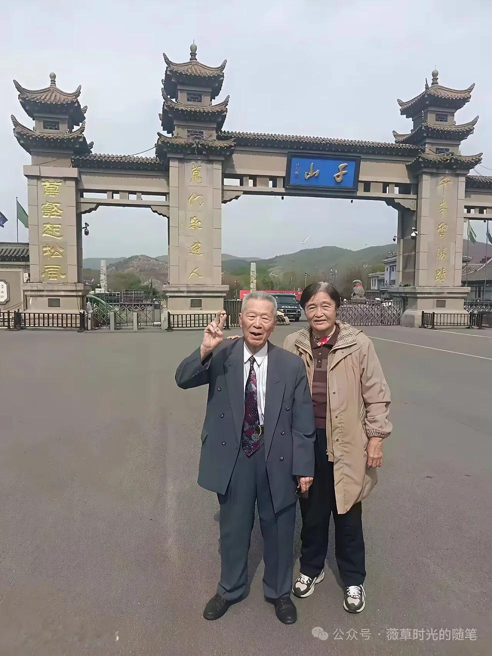 九十高龄还能这样游山玩水，精气神简直太让人羡慕了！

爷爷穿西装打领带，比个“耶