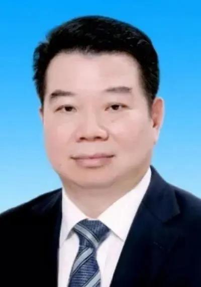 湖北鄂州的何文，彻底开了

1968年出生，武大高材生。

35年工龄里，有22