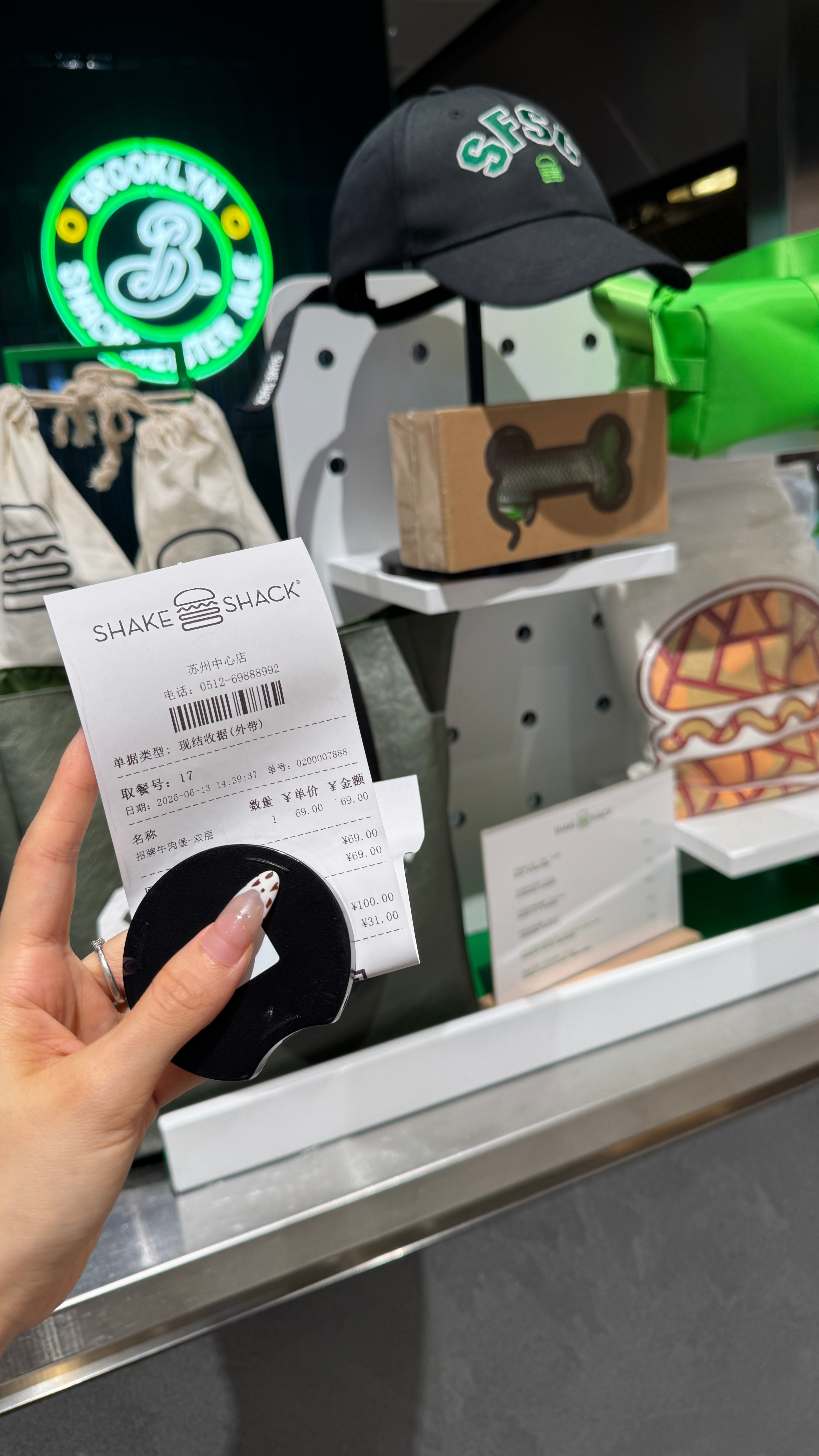 替你们品尝了70一个的汉堡🍔买了双层牛肉的 吃到撑死肉饼料很足 很不错 就是吃