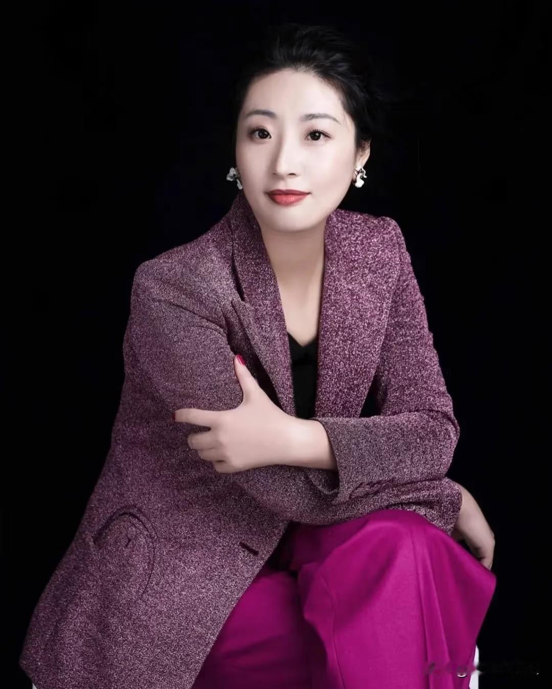 宗馥莉财产争夺战
 
18亿官司缠身被骂“六亲不认”？其实她只是不愿被亲情绑架在