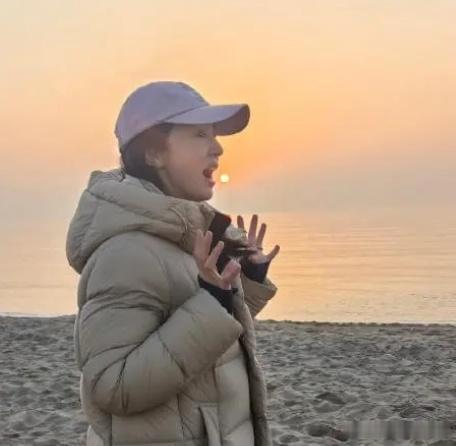 董璇首晒与老公张维伊合照，夫妻海边花式撒糖，“情头照”太甜了 ​​​