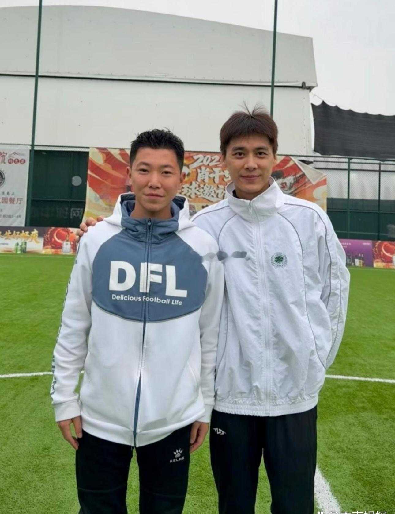 38岁李易峰现身四川体育场踢足球，他的状态非常不错，身材又高又瘦，除了黑眼圈有点