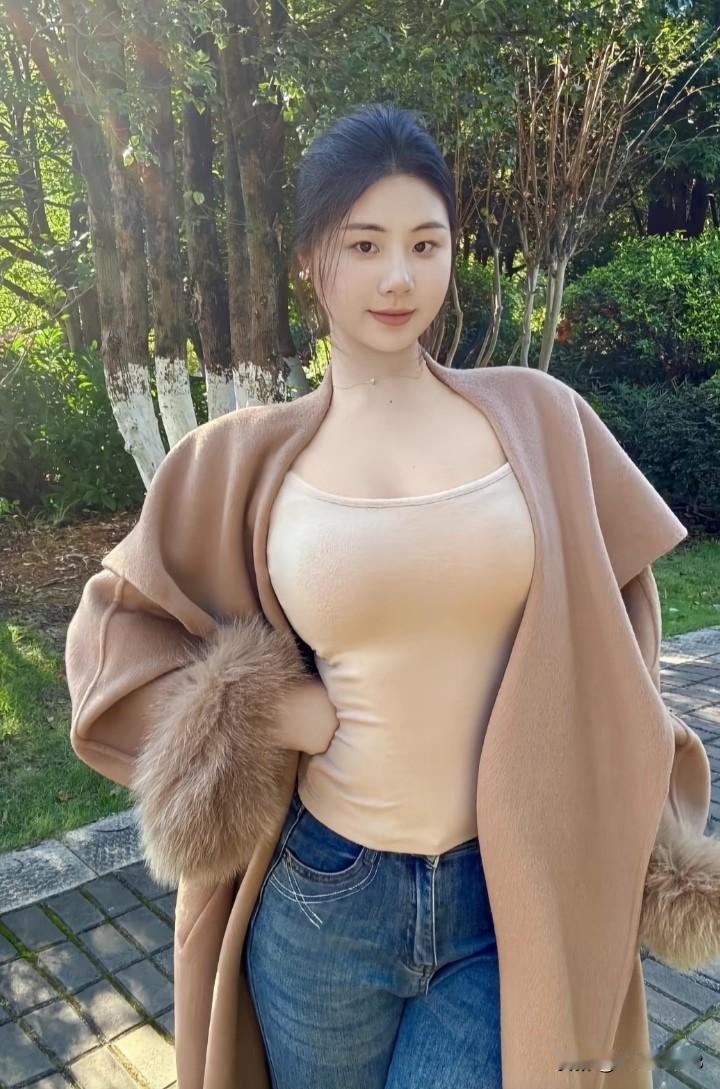 秋日穿搭指南：毛绒外套+紧身背心+牛仔裤，温暖又时尚！🍂👗👖