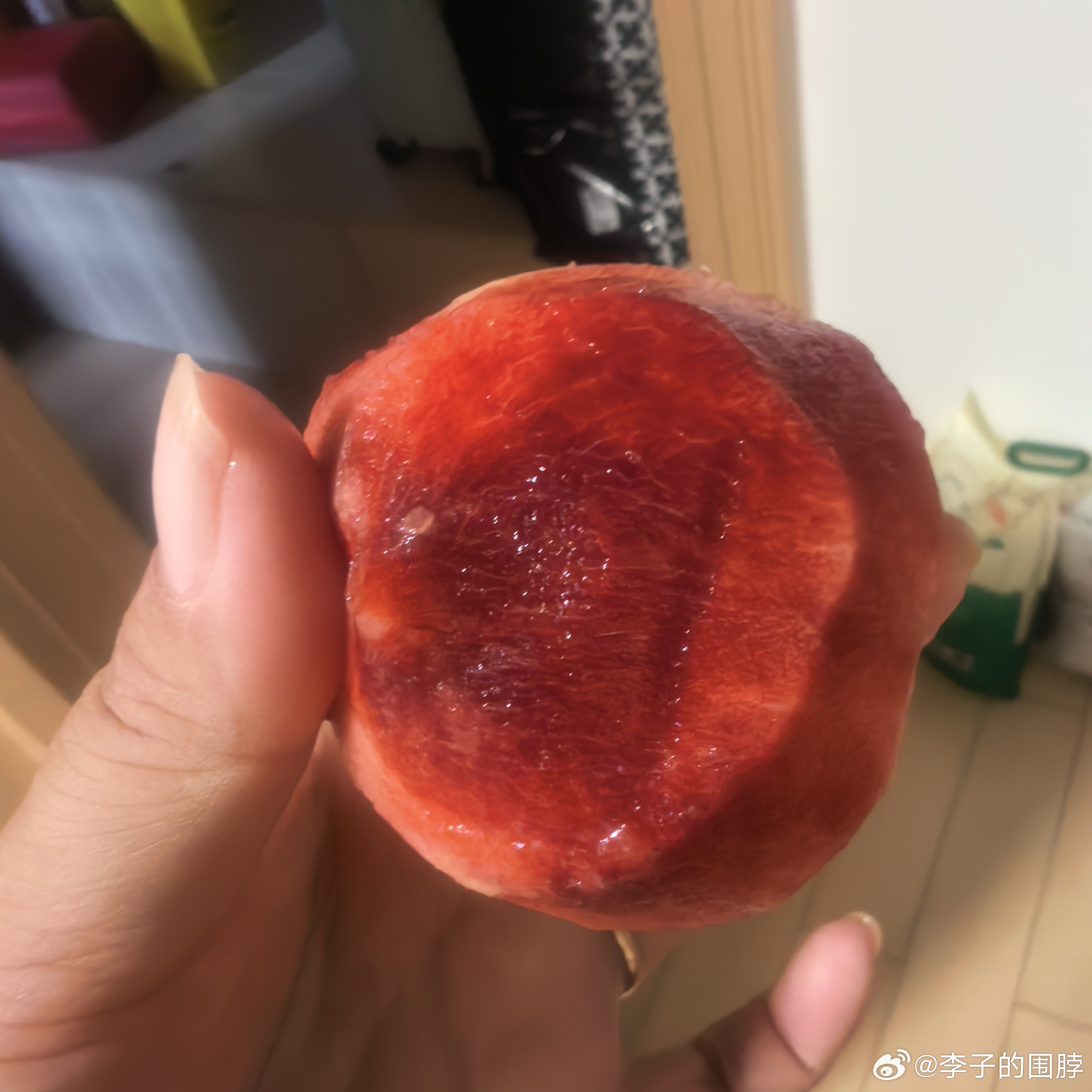 朋友送了像朱砂桃，去皮后桃肉果真是朱砂色啊。 